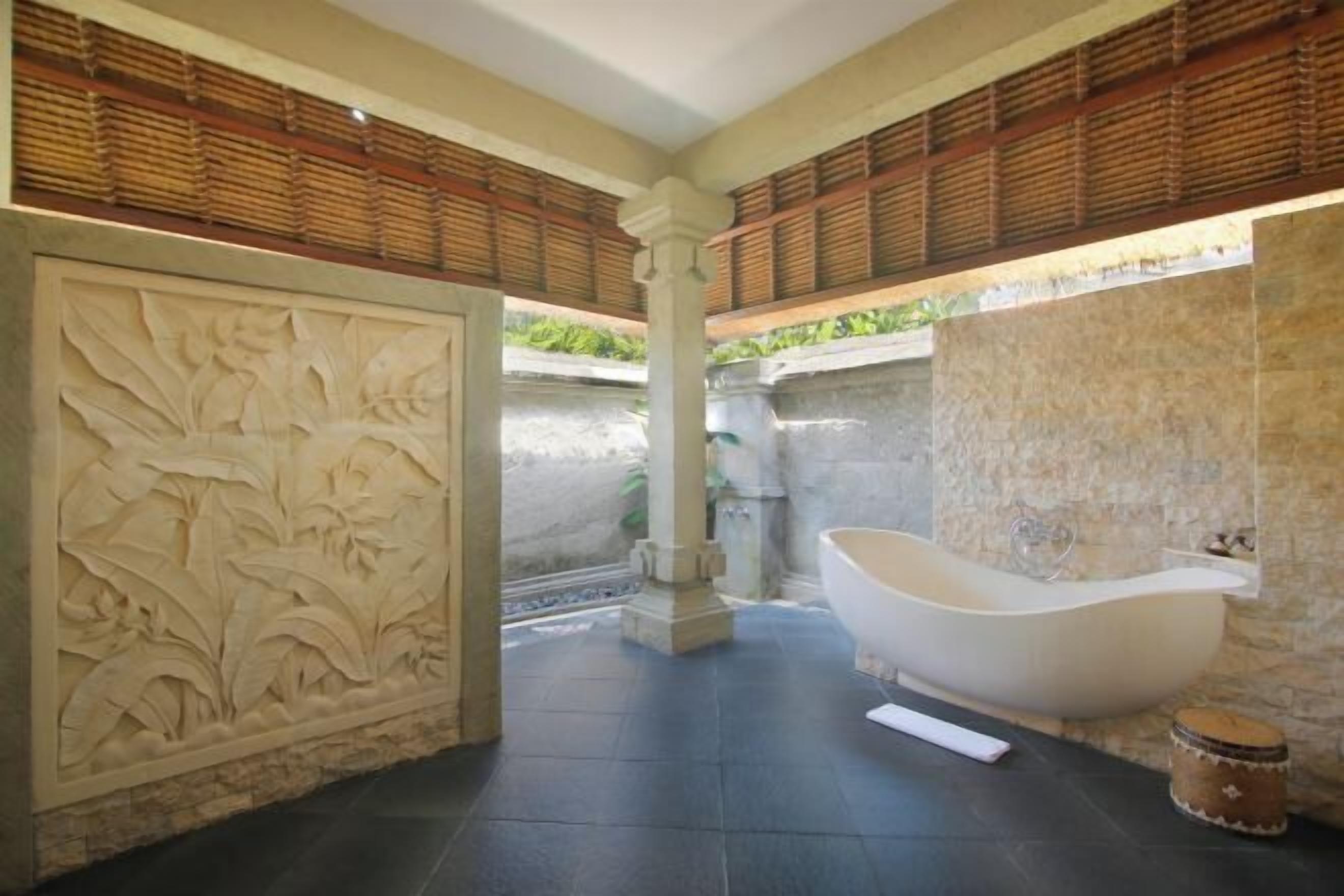 Bathroom | Combined shower/tub, deep soaking tub, free toiletries, towels