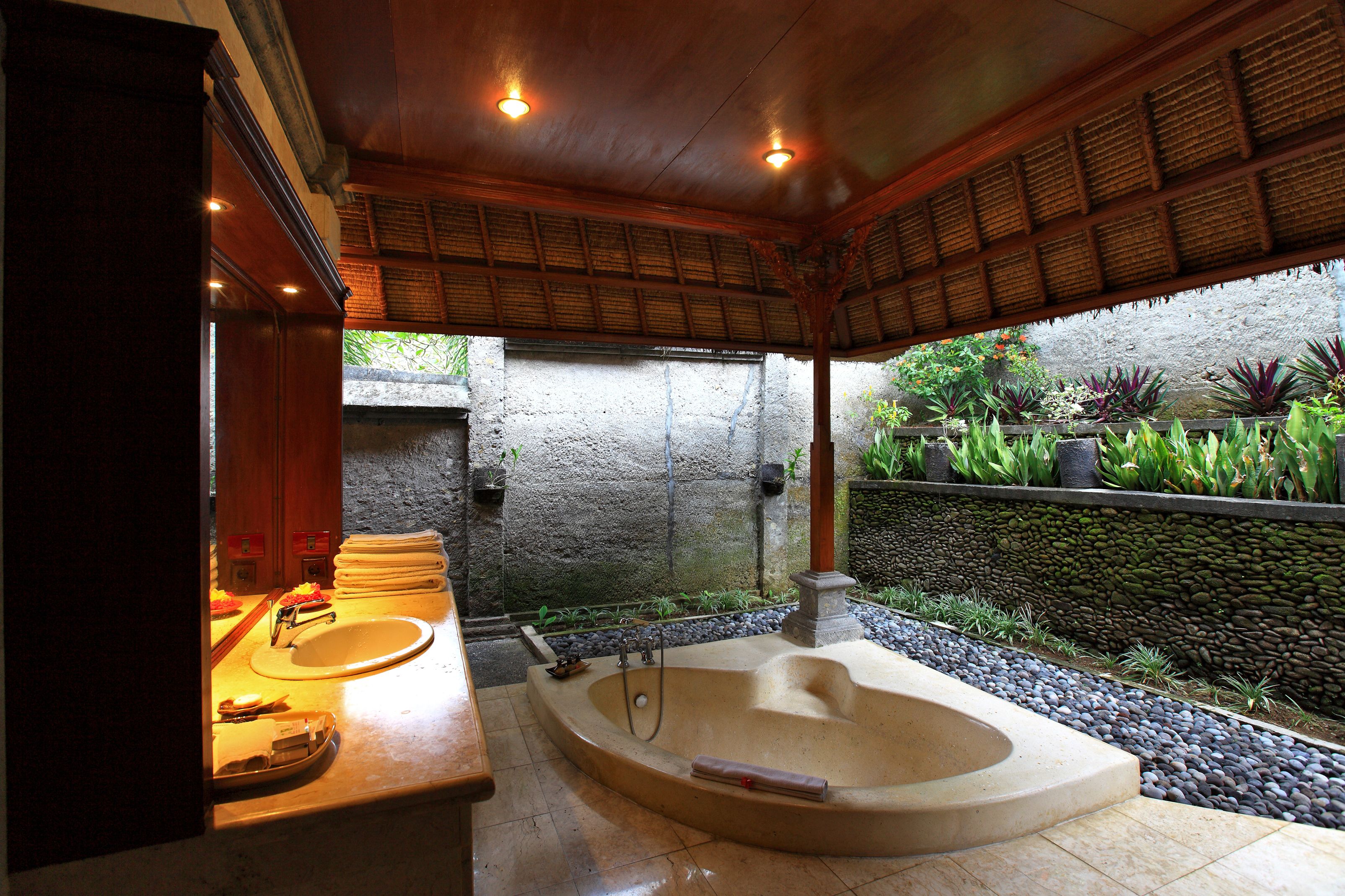 one bedroom pool villa | bathroom | combined shower/bathtub, deep-soaking bathtub, free toiletries, towels