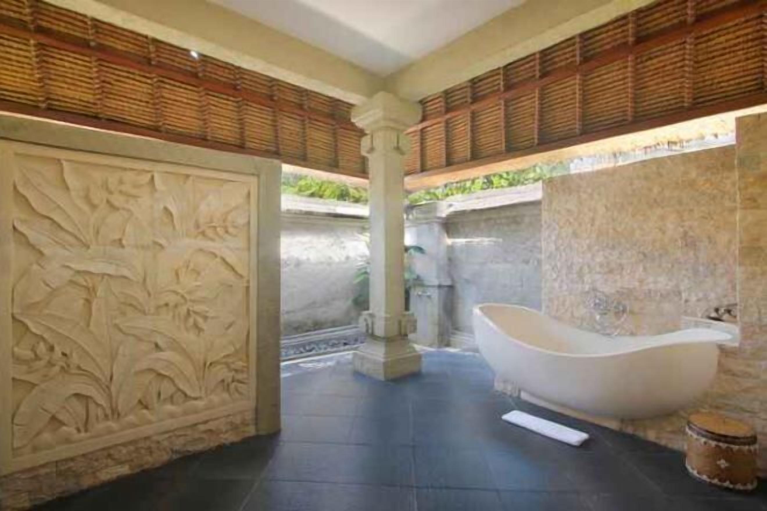 Bathroom | Combined shower/tub, deep soaking tub, free toiletries, towels