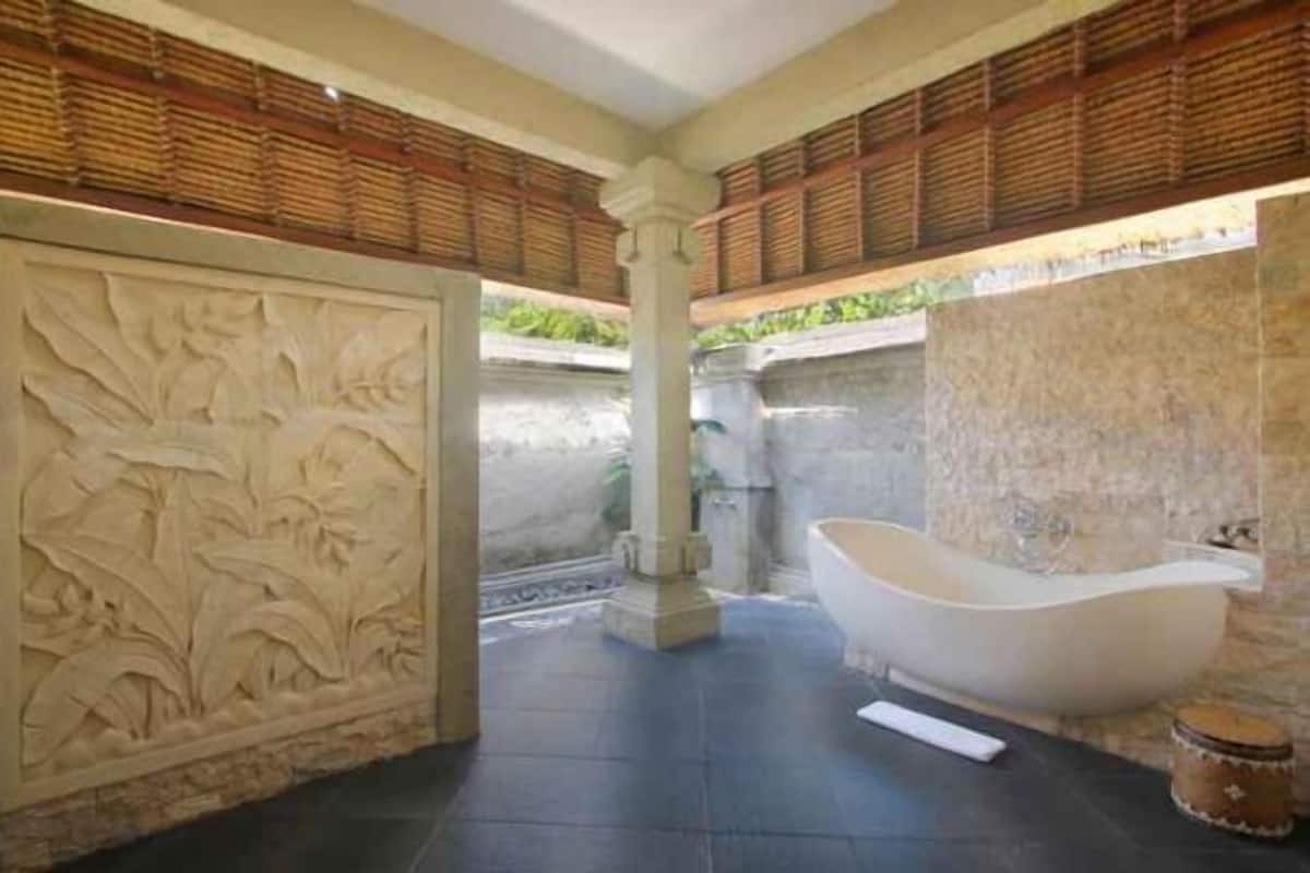 Bathroom | Combined shower/tub, deep soaking tub, free toiletries, towels