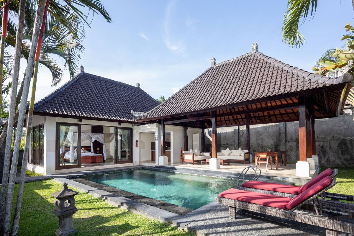 Eine moderne Villa mit Swimmingpool, Außenbereich und überdachter Terrasse.