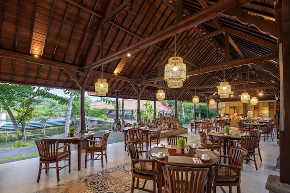 Breakfast, lunch, dinner served; pool views - Santi Mandala Villa & Spa (Sukawati)