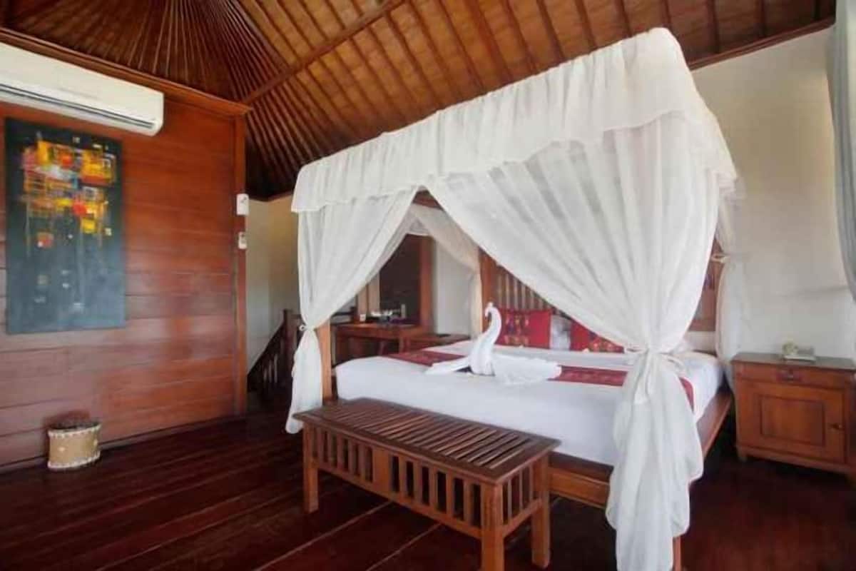 Värdeförvaringsskåp på rummet, skrivbord och gratis barnsängar