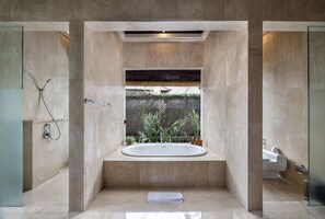 Een bad/douchecombinatie, een diep bad, gratis toiletartikelen
