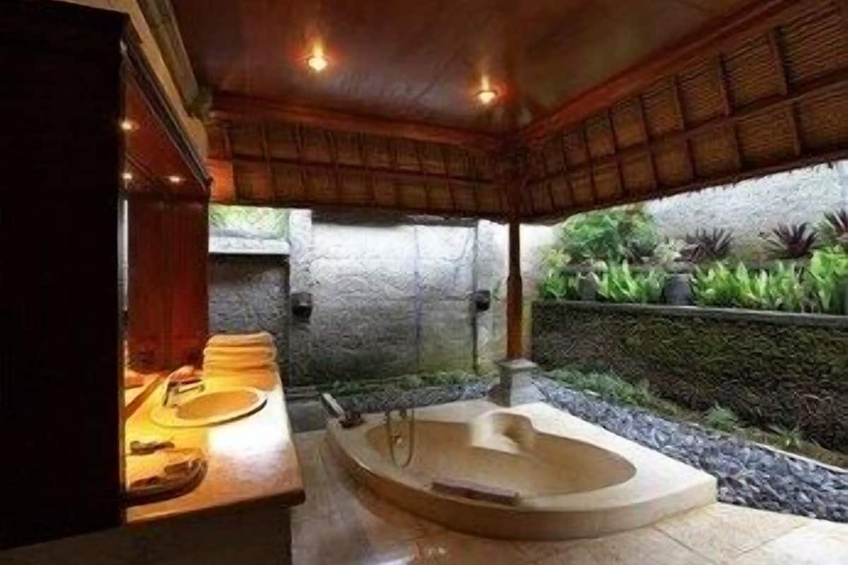 Badezimmer | Duschwanne, Komfortbadewanne, kostenlose Toilettenartikel, Handtücher