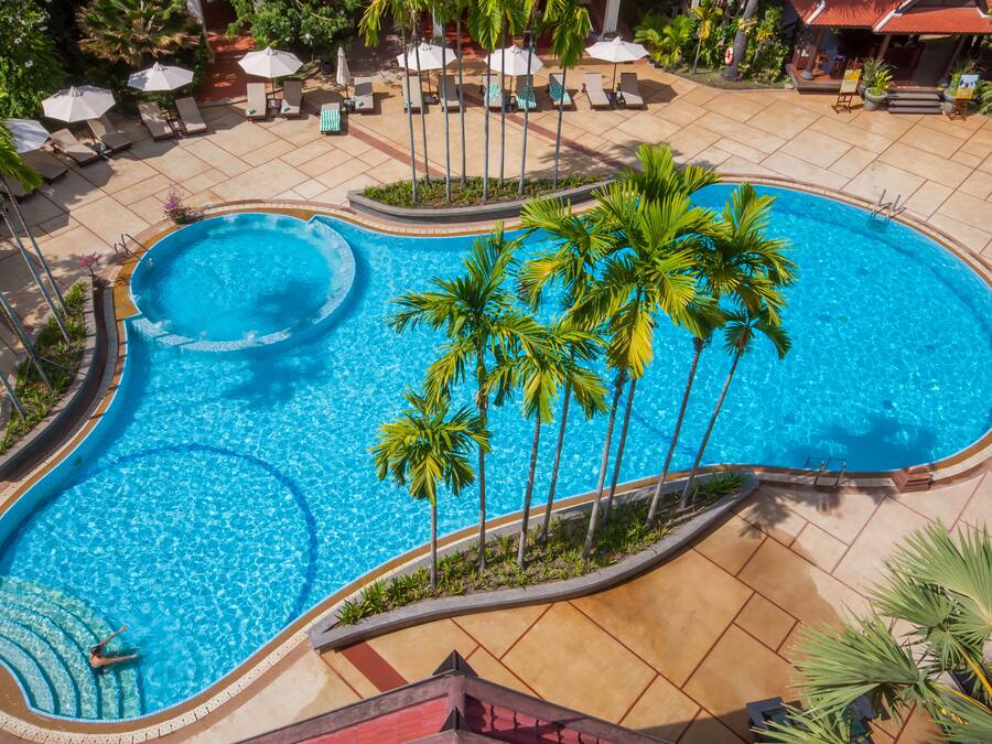 Una piscina al aire libre (de 07:00 a 22:00), sombrillas, tumbonas