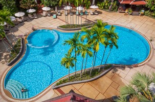 Una piscina al aire libre (de 07:00 a 22:00), sombrillas, tumbonas