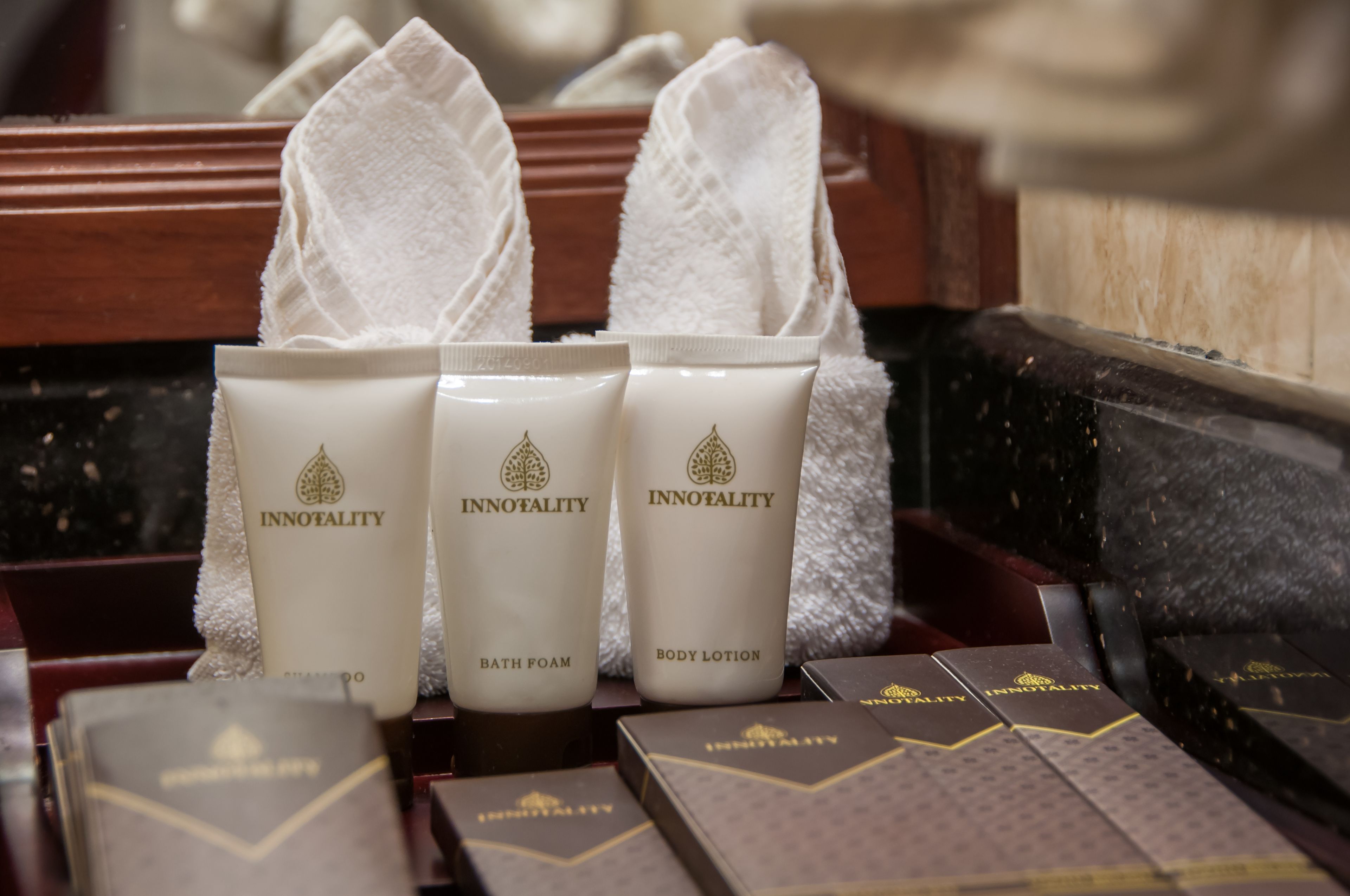 Trois bouteilles de produits de bain de la marque Innotality et plusieurs boîtes de la même marque.