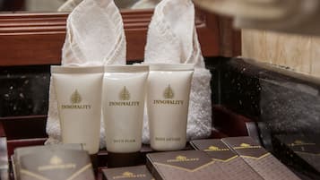 Tres botellas de productos de baño Innotality y varias cajas de la misma marca.
