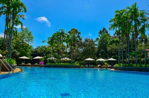 Una piscina al aire libre (de 07:00 a 22:00), sombrillas, tumbonas