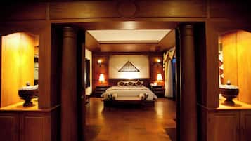 Royal Suite | 1 bedroom, hypo-allergenic bedding, down comforters, minibar