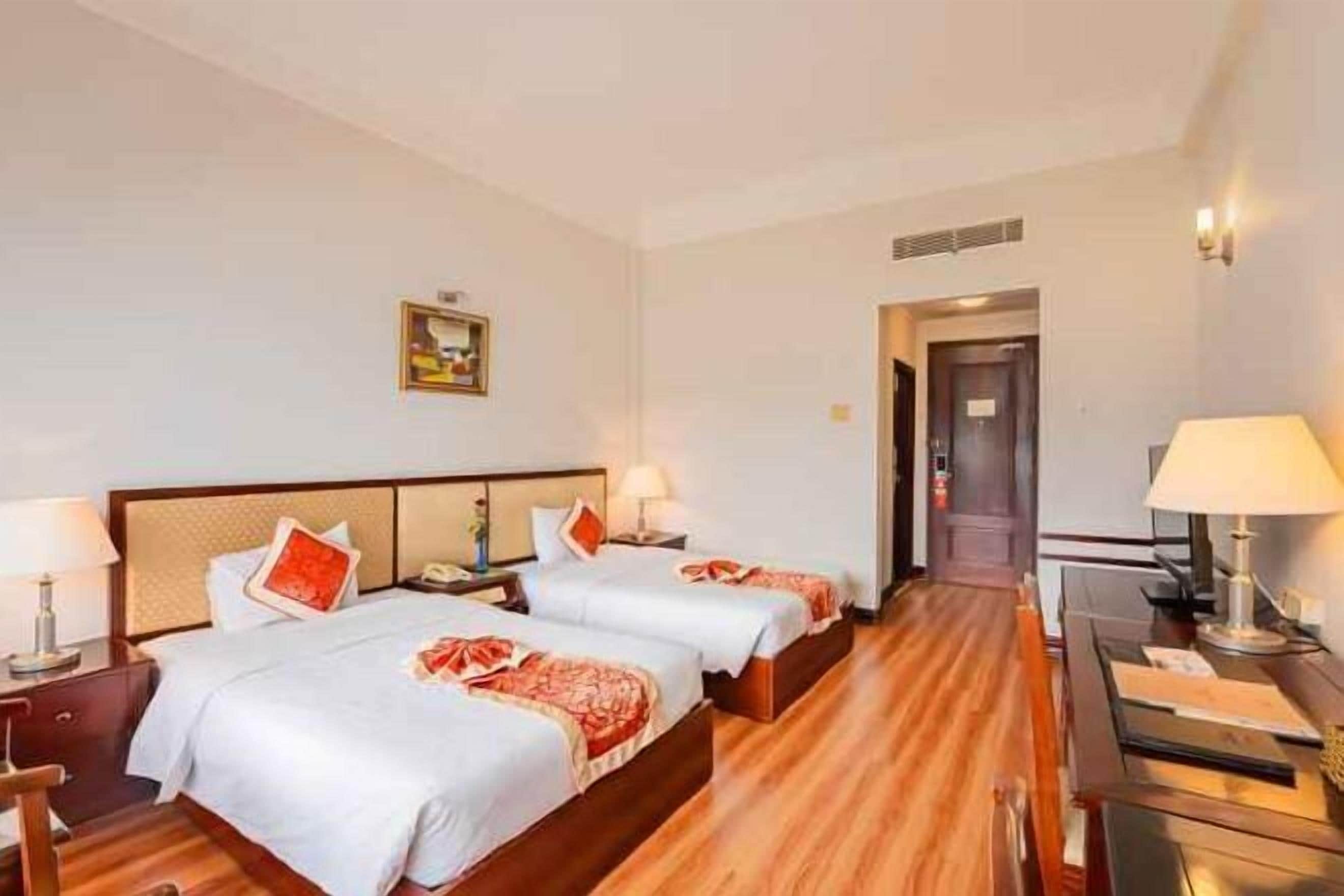 Een minibar, een kluis op de kamer, een bureau, extra bedden (toeslag)