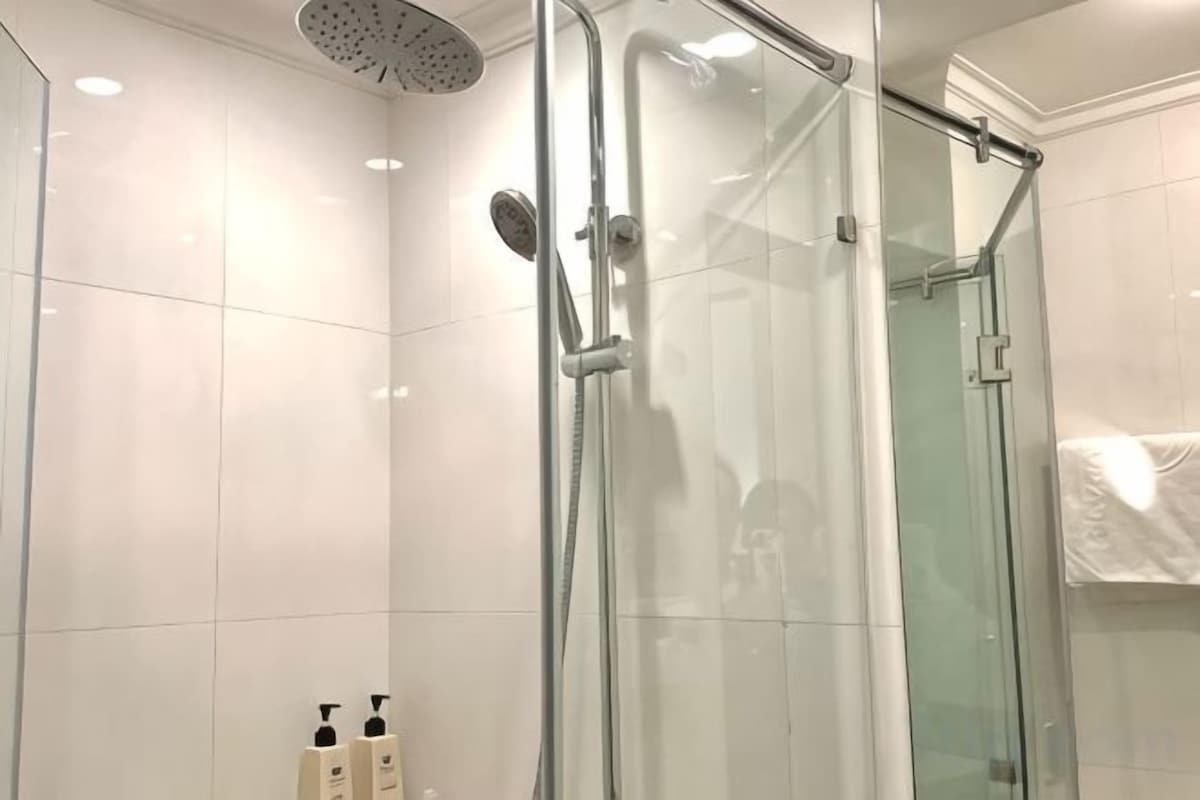 Ducha, artículos de tocador gratuitos, secador de pelo, batas