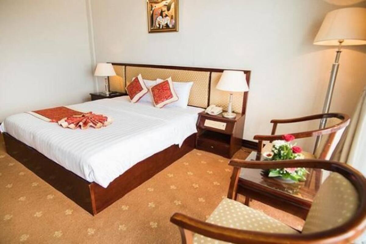 Een minibar, een kluis op de kamer, een bureau, extra bedden