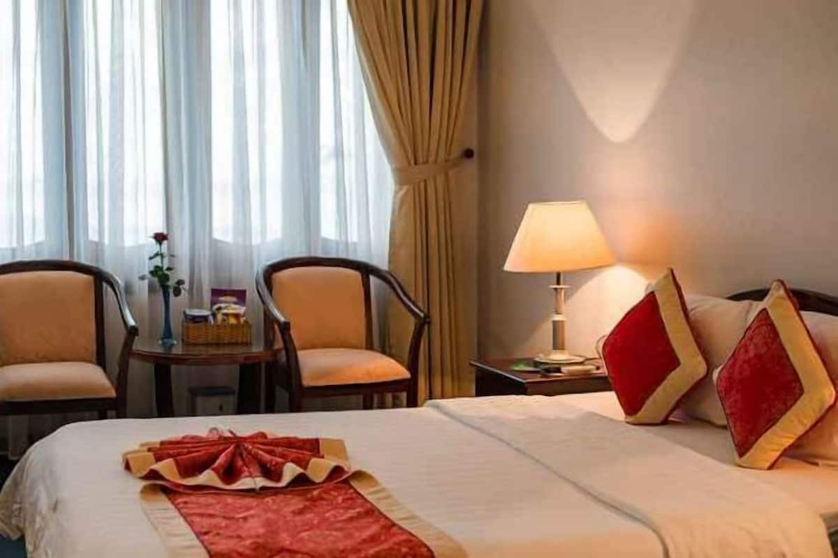 Minibar, in-room safe, desk, rollaway beds