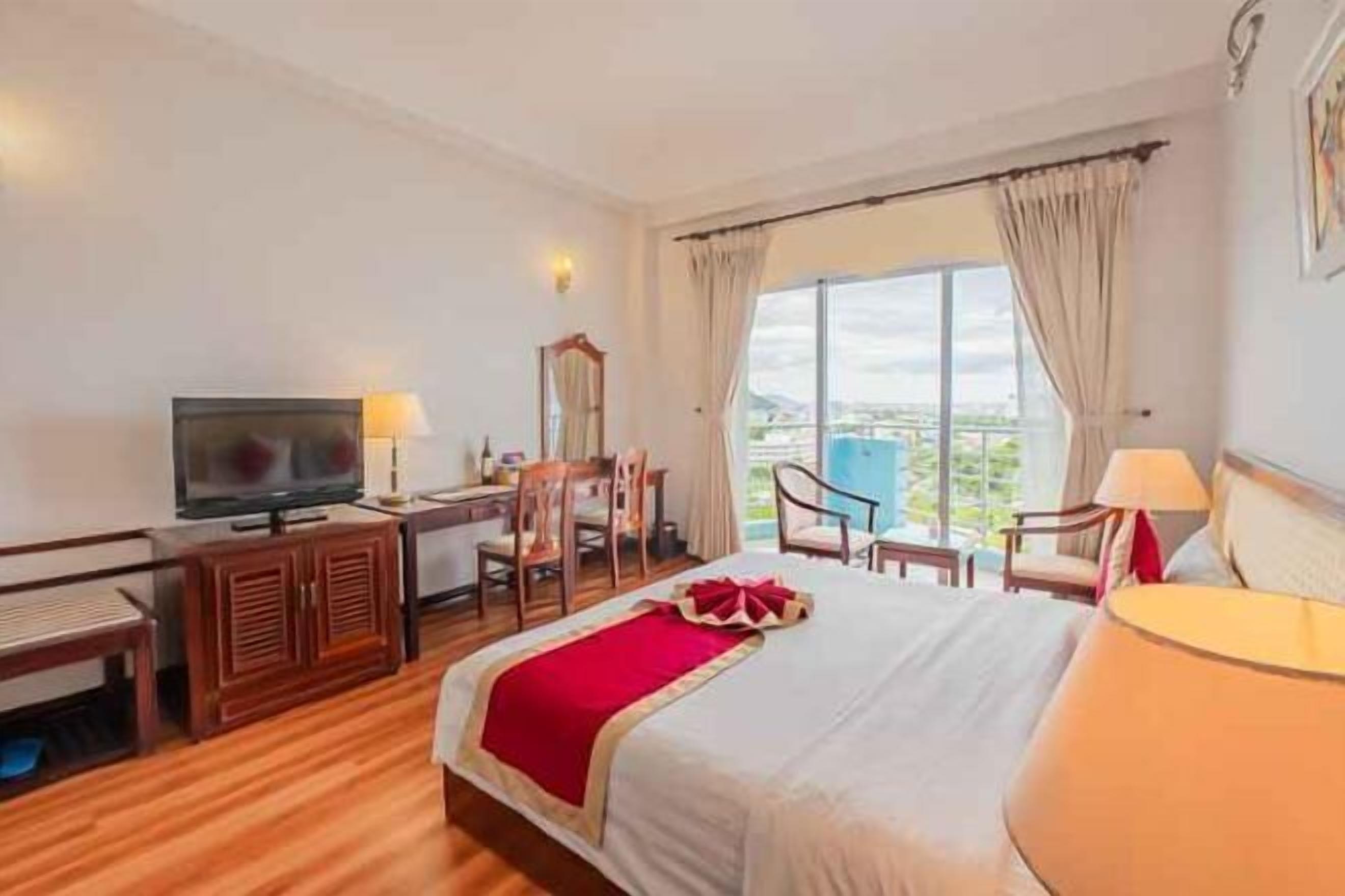 Minibar, caja de seguridad en la habitación y escritorio 