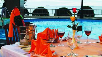 Indoor pool, sun loungers