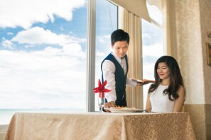 5 restaurants, serveren ontbijt, lunch, diner, Aziatische gerechten