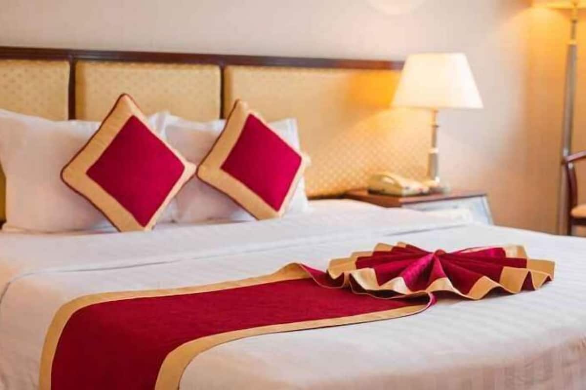 Een minibar, een kluis op de kamer, een bureau, extra bedden