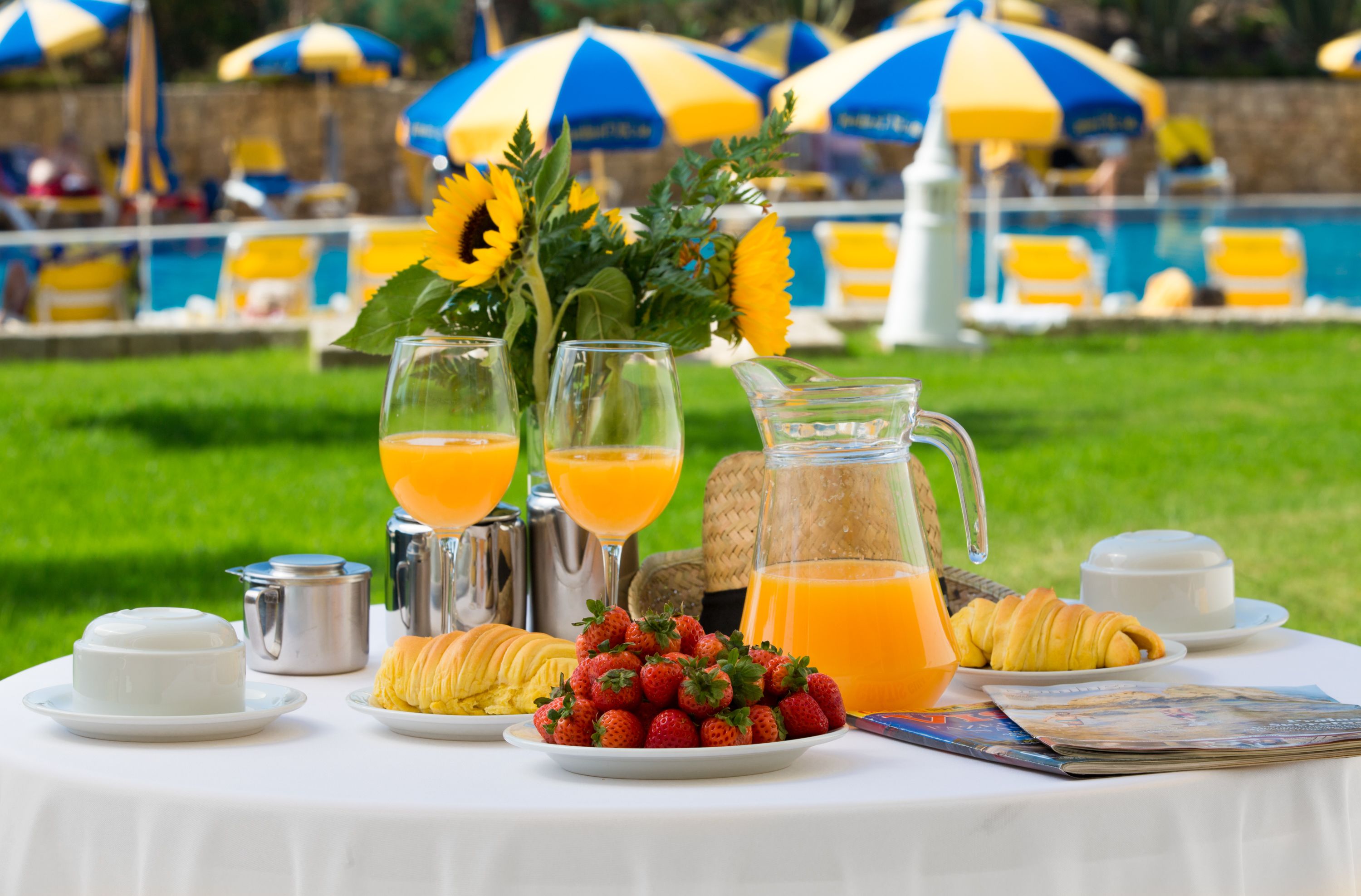 Melayani sarapan, makan siang, makan malam; sajian masakan Mediterania 