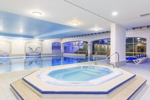 Innenpool, 3 Außenpools, Sonnenschirme, Liegestühle