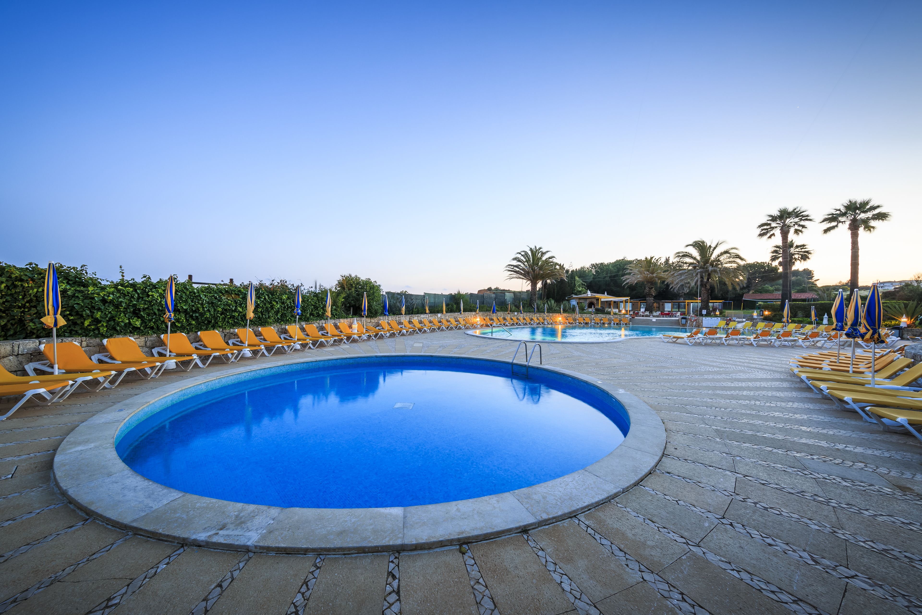 Piscine couverte, 3 piscines extérieures, parasols de plage