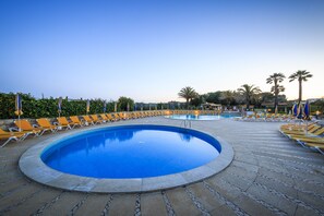 Indoor pool, 3 outdoor pools, pool umbrellas, pool loungers