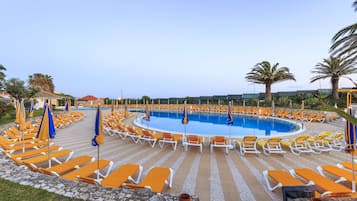 Una piscina cubierta, 3 piscinas al aire libre, sombrillas, tumbonas