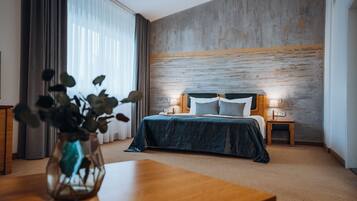 Apartment with terrace and SPA access | Minibar, in-room safe, desk, blackout drapes