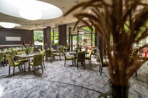 Déjeuner, dîner et souper servis sur place