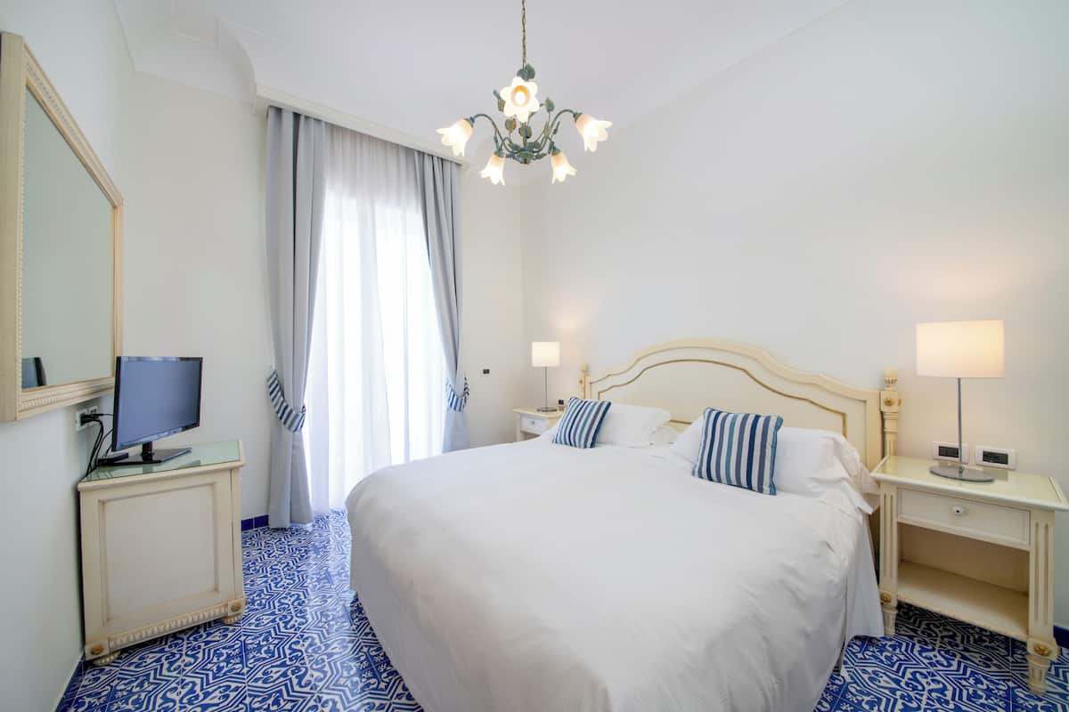 Camera Junior Suite | Bar mini, peti besi dalam bilik, meja, Wi-fi percuma