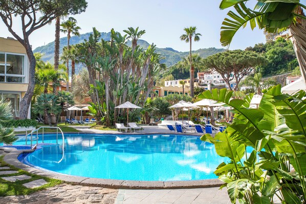 2 piscines intérieures, 5 piscines extérieures, chaises longues