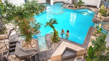 2 piscine coperte, 5 piscine all'aperto, lettini