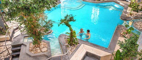 2 Innenpools, 5 Außenpools, Liegestühle