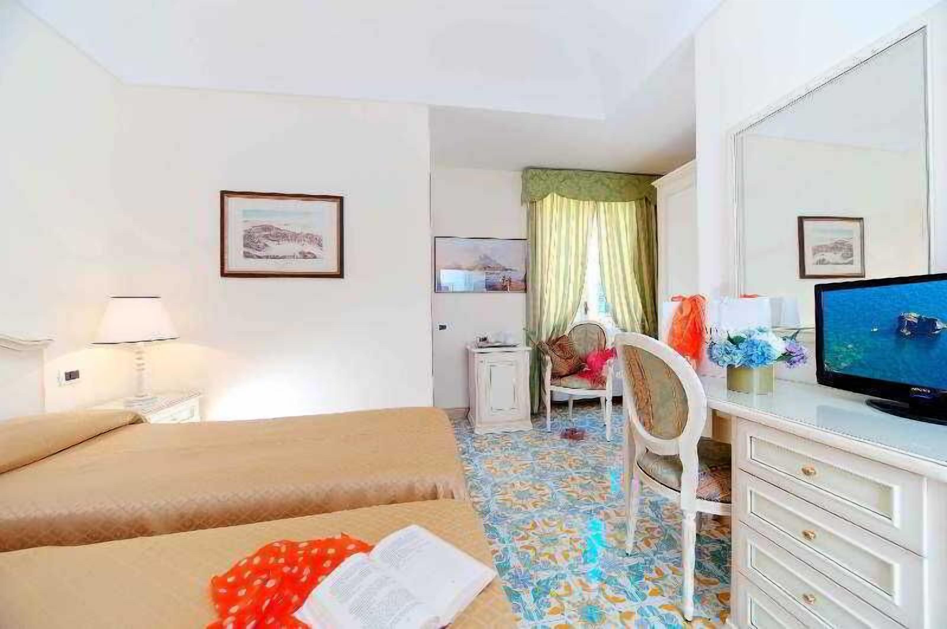 Een minibar, een kluis op de kamer, een bureau, gratis wifi