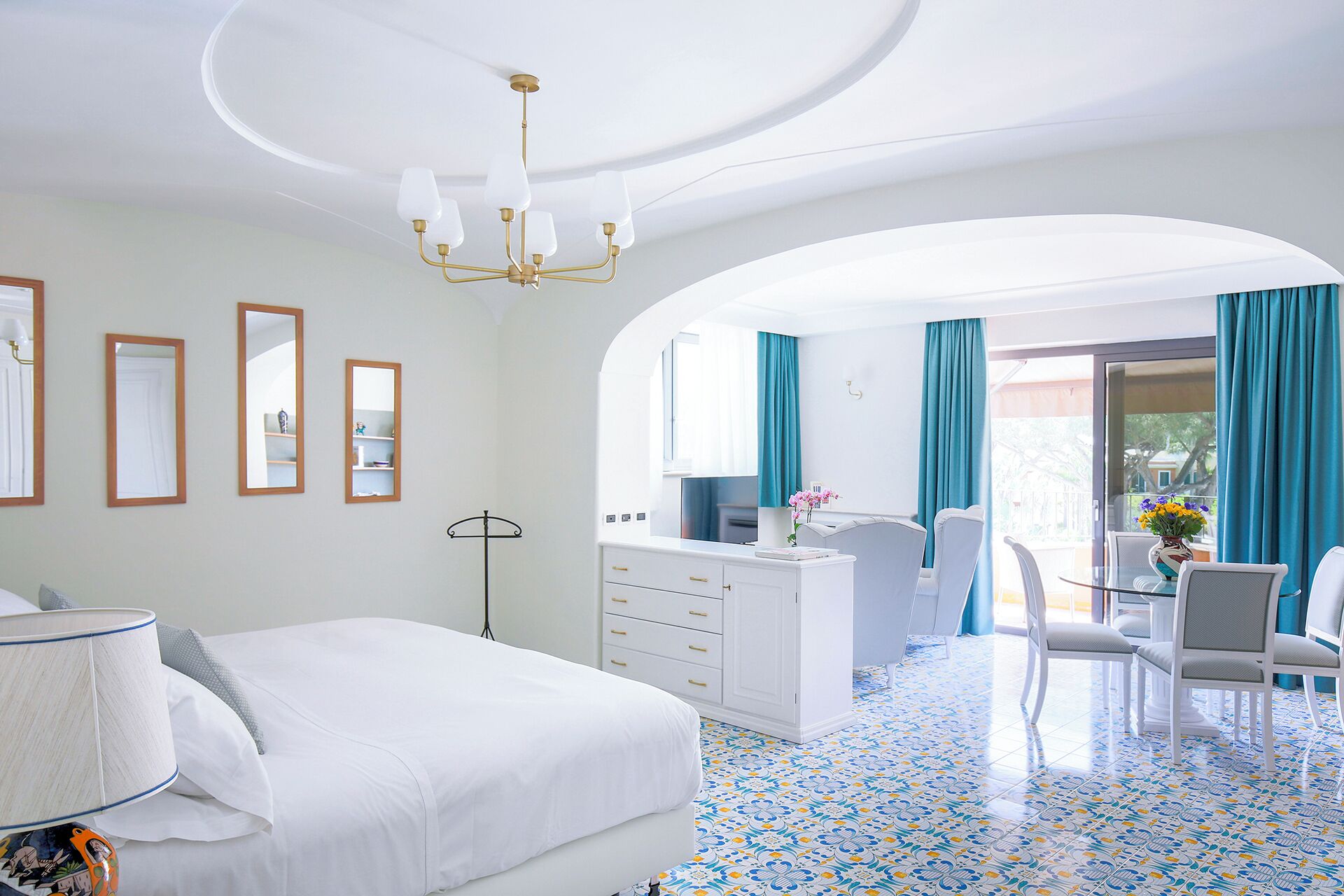 Camera Suite | Bar mini, peti besi dalam bilik, meja, Wi-fi percuma 