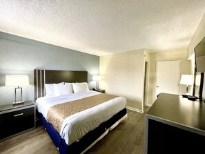 Quarto standard, 1 cama King, para não fumantes | 1 quarto, ferros/tábuas de passar roupa, Wi-Fi de cortesia