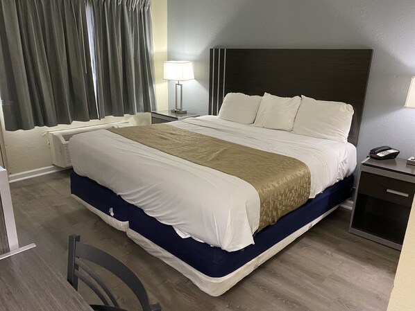 Standard Room, 1 King Bed, Non Smoking | Iron/ironing board, free WiFi, bed sheets - Red Carpet Inn & Suites (Atlantic City)