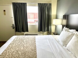 Quarto standard, 1 cama King, para não fumantes | 1 quarto, ferros/tábuas de passar roupa, Wi-Fi de cortesia
