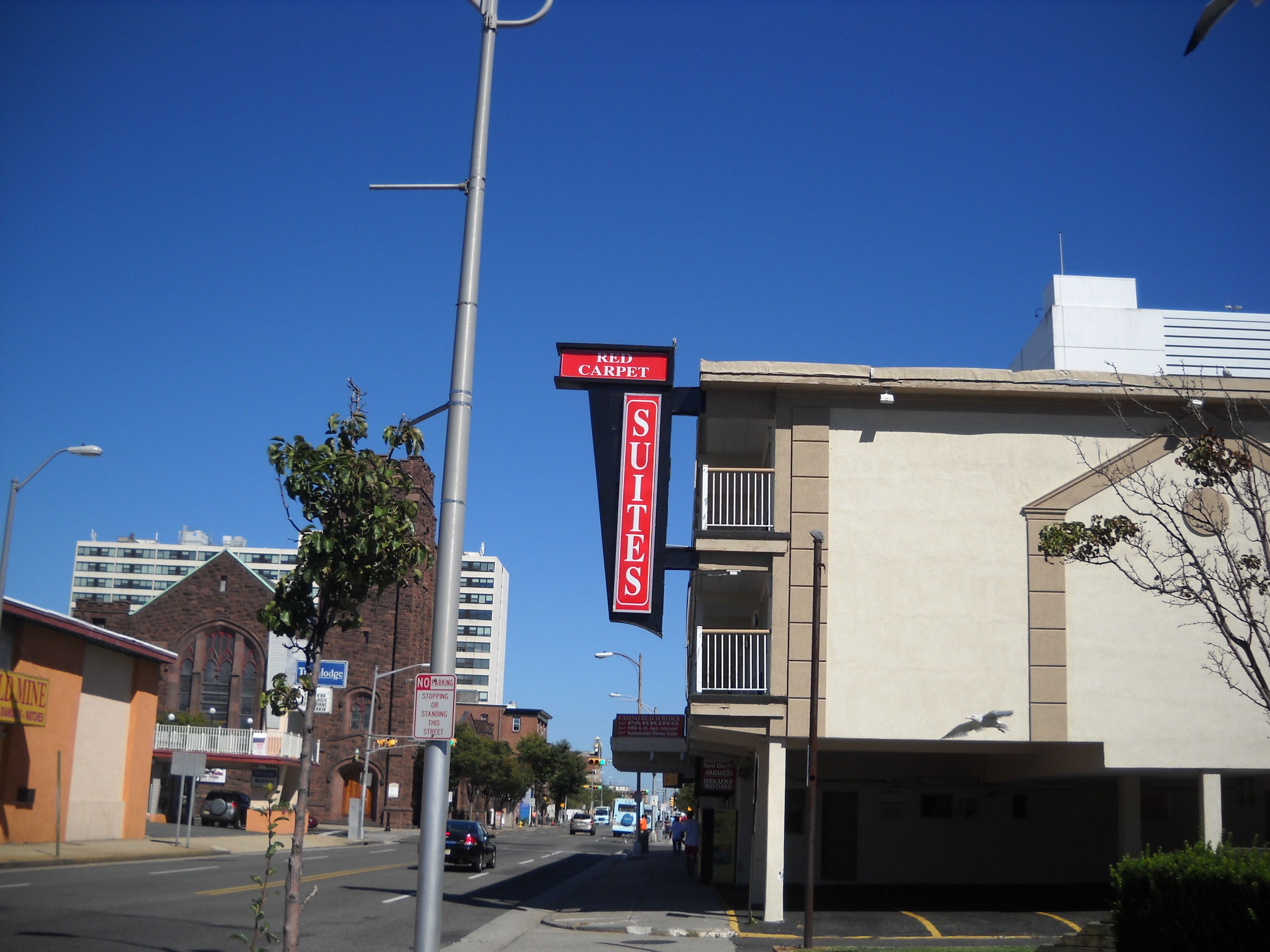 Un edificio con un letrero que dice 'KELLY CARPET SUITES'.