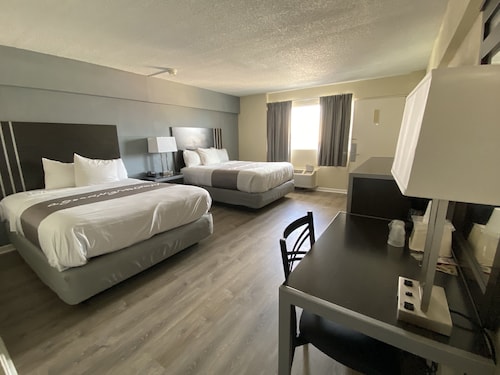 Red Carpet Inn & Suites