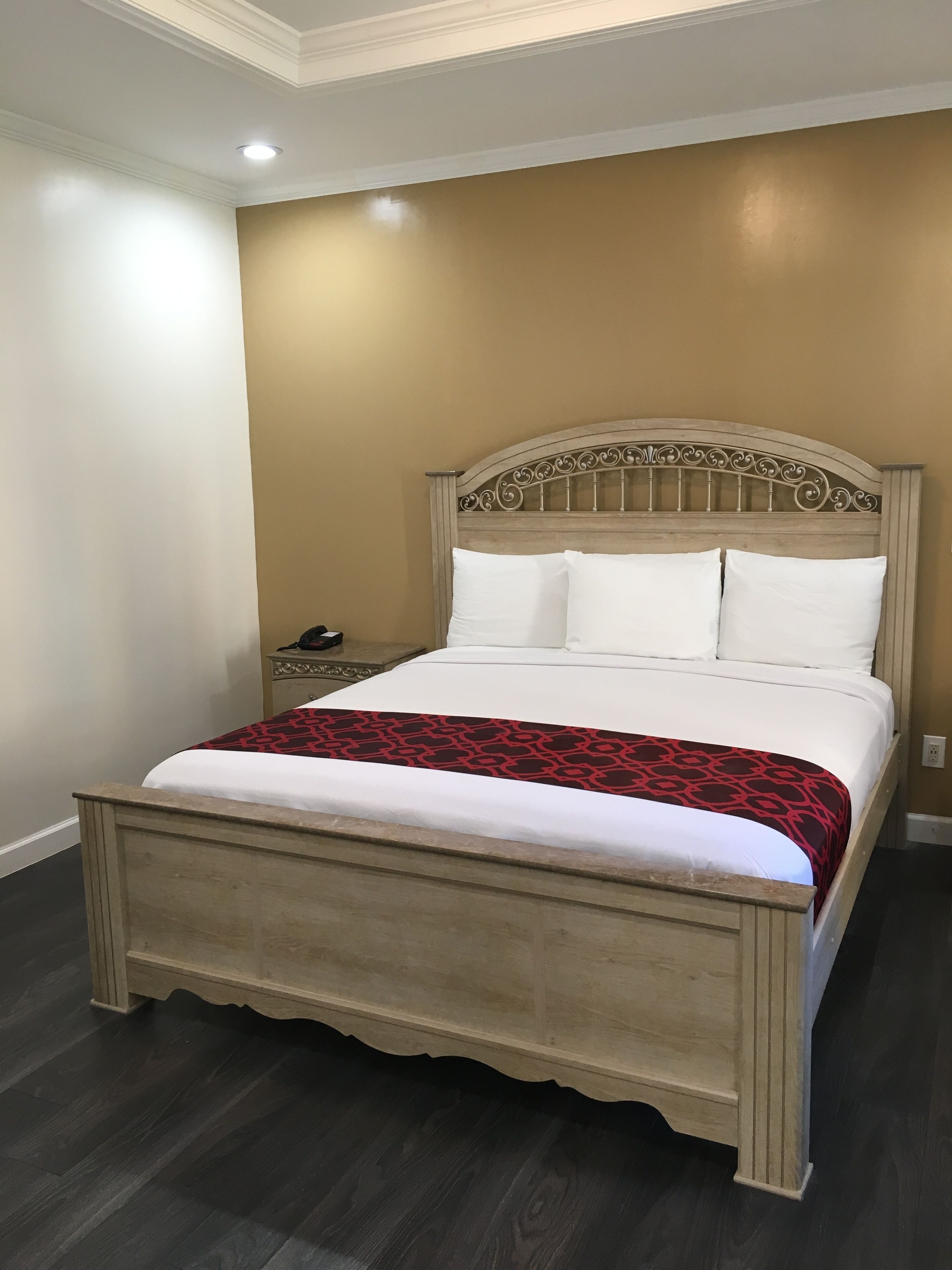 Tabla de planchar con plancha, wifi gratis y ropa de cama 