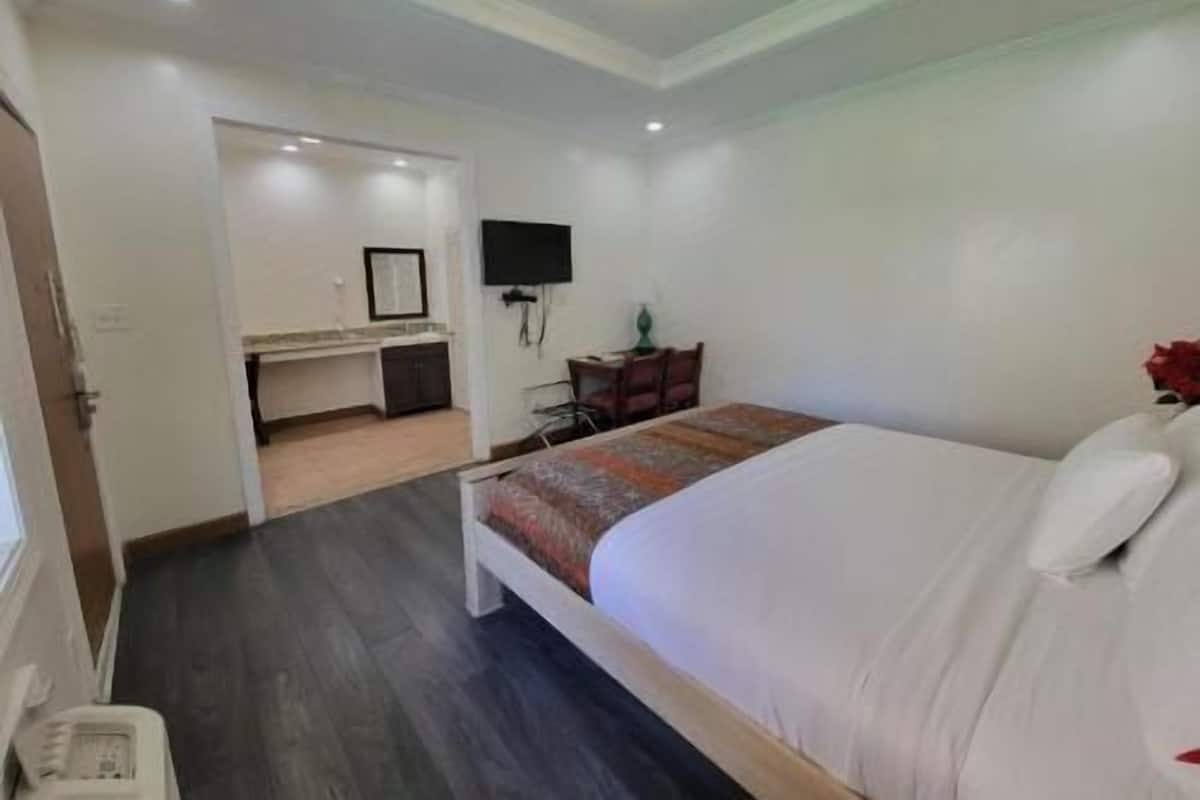 Tabla de planchar con plancha, wifi gratis y ropa de cama