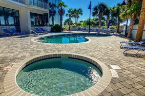 Una piscina techada, una piscina al aire libre
