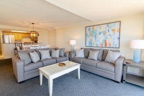 Apartamento, 3 habitaciones, vistas al mar | Zona de estar | Una televisión de pantalla plana, un reproductor de DVD