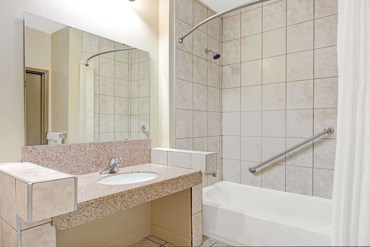 combined shower/bathtub, free toiletries, hair dryer, towels