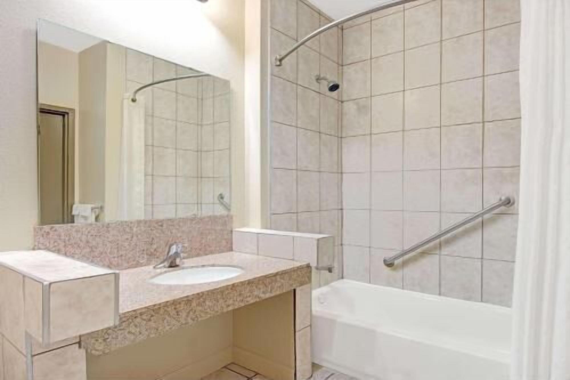 Baño | Tina con regadera, amenidades de baño gratuitas, secadora de cabello 