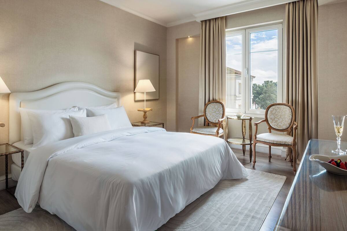 Superior Twin Room, Pool View | Minibar, in-room safe, blackout drapes, soundproofing