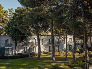 Bungalow, 2 Twin Beds, Garden View | Minibar, in-room safe, blackout drapes, soundproofing