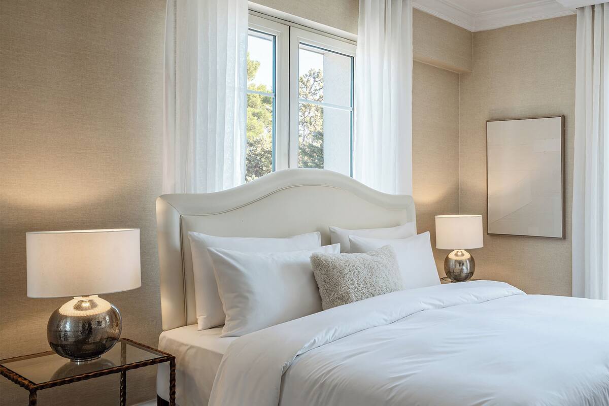 Presidential Suite, Pool View | Minibar, in-room safe, blackout drapes, soundproofing